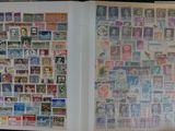 un livre ouvert avec des timbres sur une table