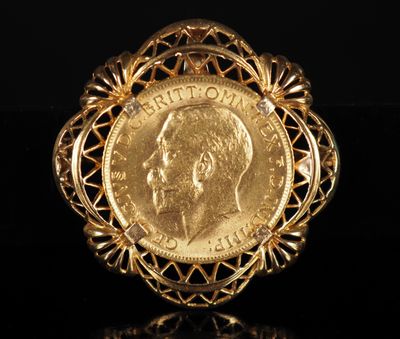 un gros plan d'une pièce d'or sertie dans une bague, posée sur une surface noire
