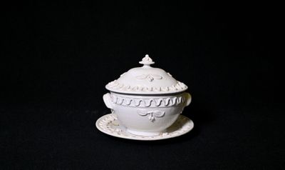 Soupière et son plat en faïence à décor de fruits et serpent…