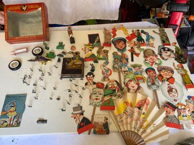 une table sur laquelle se trouvent de nombreux objets différents