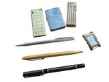 plein de stylos de toutes sortes et un téléphone portable sur la table