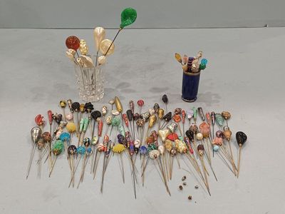 tout un tas de punaises posées sur une table
