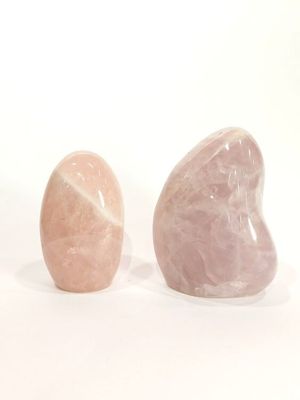 deux pierres roses et blanches posées l'une à côté de l'autre sur une surface blanche
