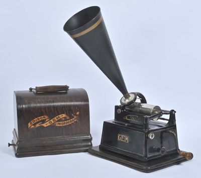 un gramophone noir et doré avec un coffret en bois