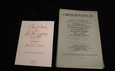 deux livres posés sur une table