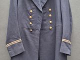 Le manteau est bleu et est orné de boutons dorés.