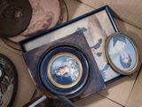 une boîte en carton contenant quelques photos