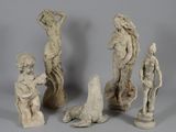 plusieurs statues de tailles et de formes variées posées sur une surface grise