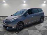 la photo d'une voiture argentée garée dans un garage