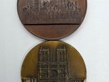 deux médailles sur lesquelles figurent l'image d'une église et celle d'un bâtiment