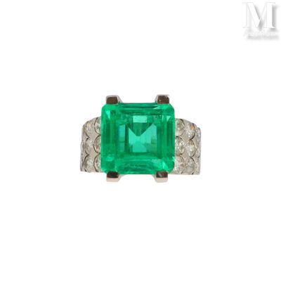 une bague en émeraude et diamant