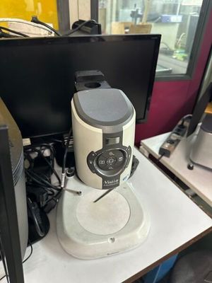 une cafetière posée sur un bureau