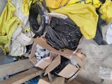 une pile d'objets hétéroclites posés sur le sol