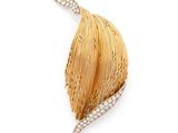 une broche en forme de feuille en or 18 carats et diamants