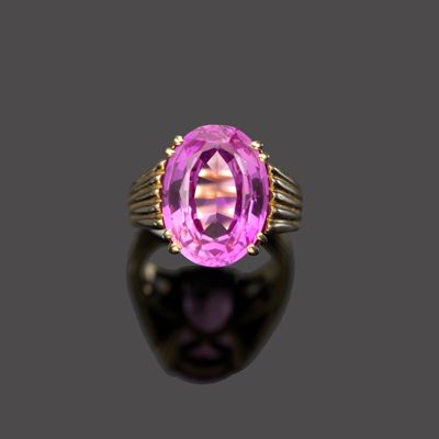 Bague en or 18K (750) sertie d'un saphir rose synthétique (c…