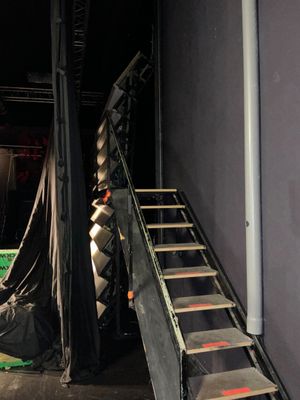une échelle adossée au mur d'une pièce