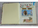un livre ouvert avec des timbres sur une table