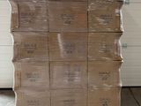 une grande pile de cartons posée sur une palette