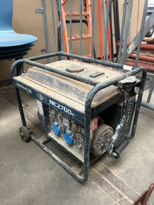 un petit générateur posé sur un chariot