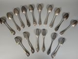 un grand nombre de cuillères et de fourchettes disposées en cercle