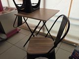 deux chaises et une table dans une pièce