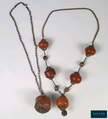 gros plan d'un collier et de boucles d'oreilles sur une surface blanche