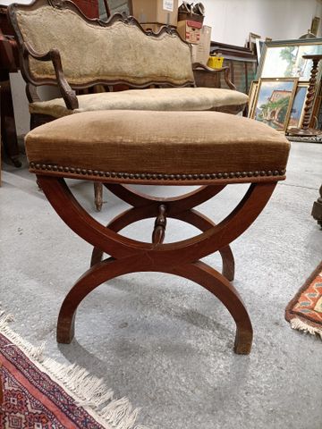 Tabouret curule assise garnie de velours marron
