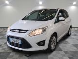 Une Ford C-Max blanche est garée sur un sol à damier