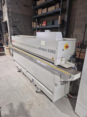 un gros plan d'une machine qui se trouve dans un entrepôt
