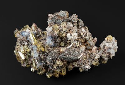 un gros plan sur un amas de rochers posés sur une surface noire