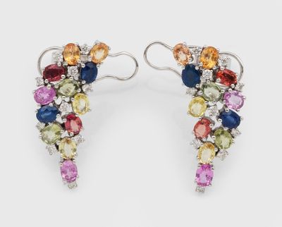 une paire de boucles d'oreilles en saphirs multicolores et diamants