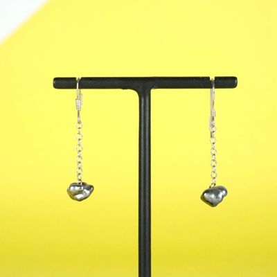 Paire de pendants d'oreilles en argent (925/oo), retenant ch…