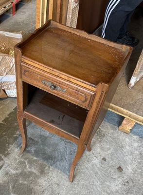 - Chevet en noyer style Louis XV, époque XXe, en l'état sans…