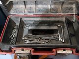 une boîte à outils avec des outils posés sur une table