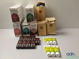 de nombreuses boîtes et paquets de café posés sur une table