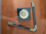 une horloge posée sur une table à côté d'une règle