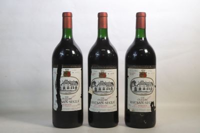 trois bouteilles de vin sont alignées sur une surface blanche