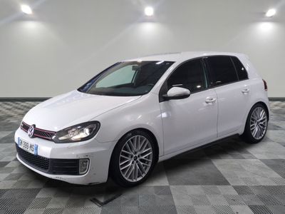 la volkswagen golf blanche est garée sur un carrelage à carreaux