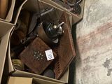 de nombreux cartons d'objets hétéroclites sur le sol