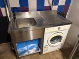 un lave-linge et un sèche-linge dans une petite pièce