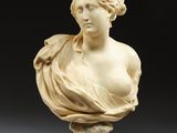 un buste de femme en marbre blanc sur un piédestal