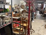 une pièce contenant un grand nombre d'objets différents
