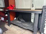 une image d'un établi dans un garage avec des outils dessus