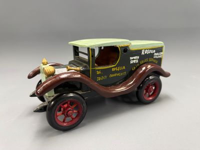 un camion miniature avec une citrouille à l'arrière