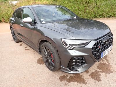 l'avant d'un SUV Audi gris garé sur un parking
