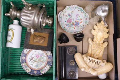 une boîte contenant de nombreux objets
