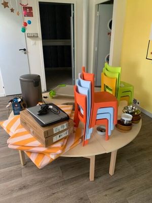une table entourée de plusieurs chaises dans une pièce