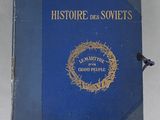 un vieux livre bleu surmonté d'une couronne d'épines