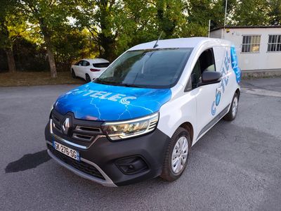 une camionnette bleue et blanche garée sur un parking