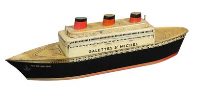 une maquette de bateau posée sur une table